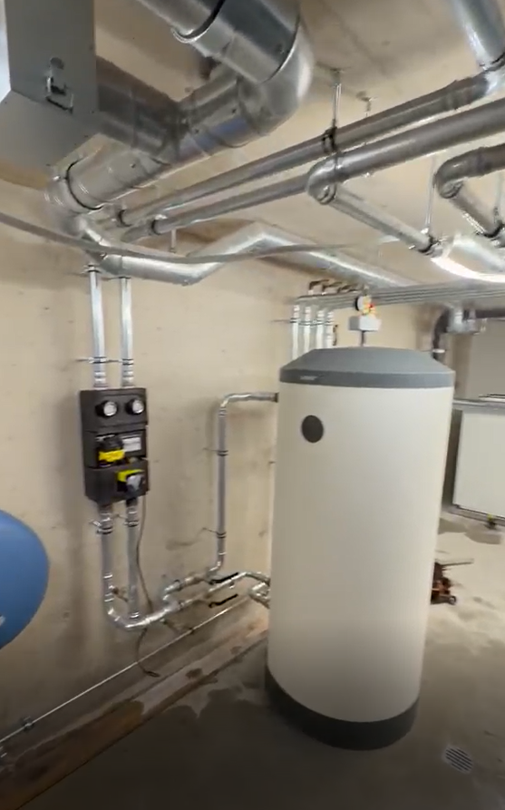Warmwasserspeicher mit Verteilung und Lüftungsleitungen