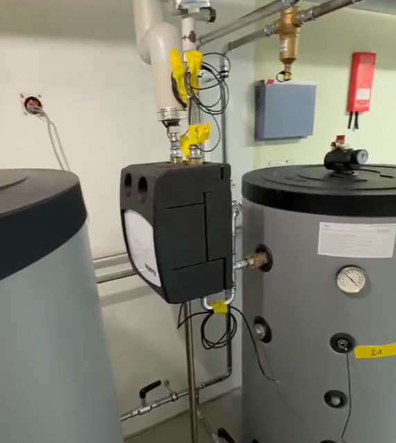 Heizungsverteilung zwischen zwei Speichern in einem Technikraum