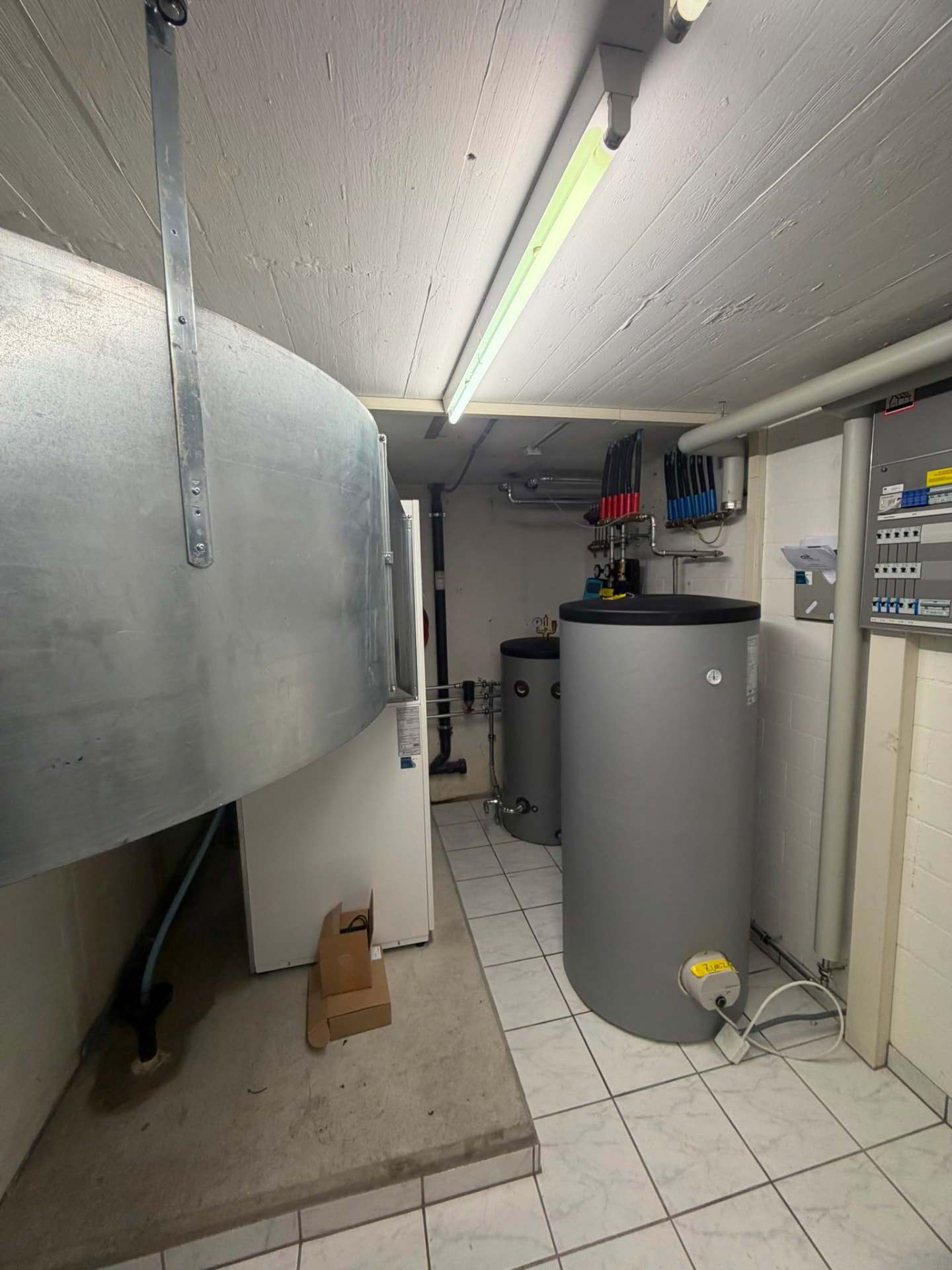 Heizzentrale mit mehreren Warmwasserspeichern