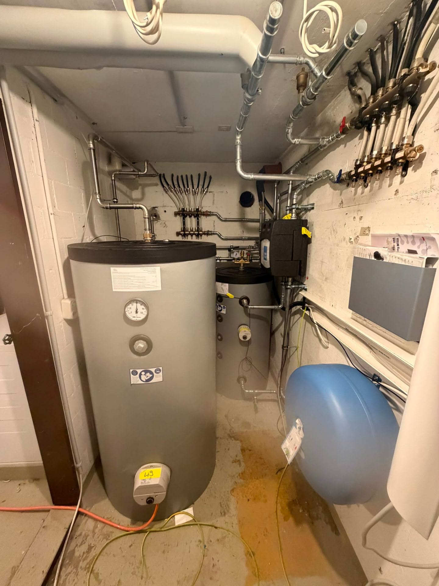 Speicheranlage und Heizungsverteilung in einem Technikraum