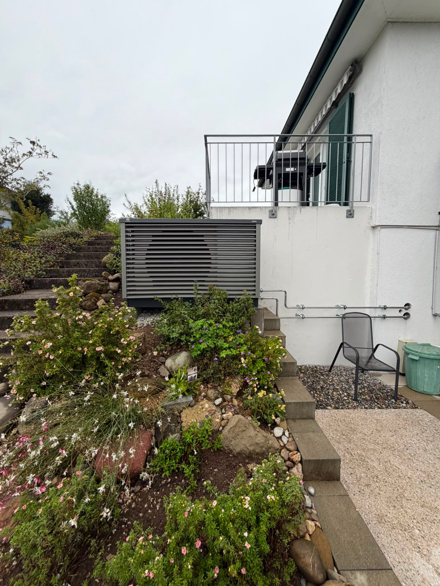 Aussenaufgestellte Wärmepumpe an einem Wohnhaus