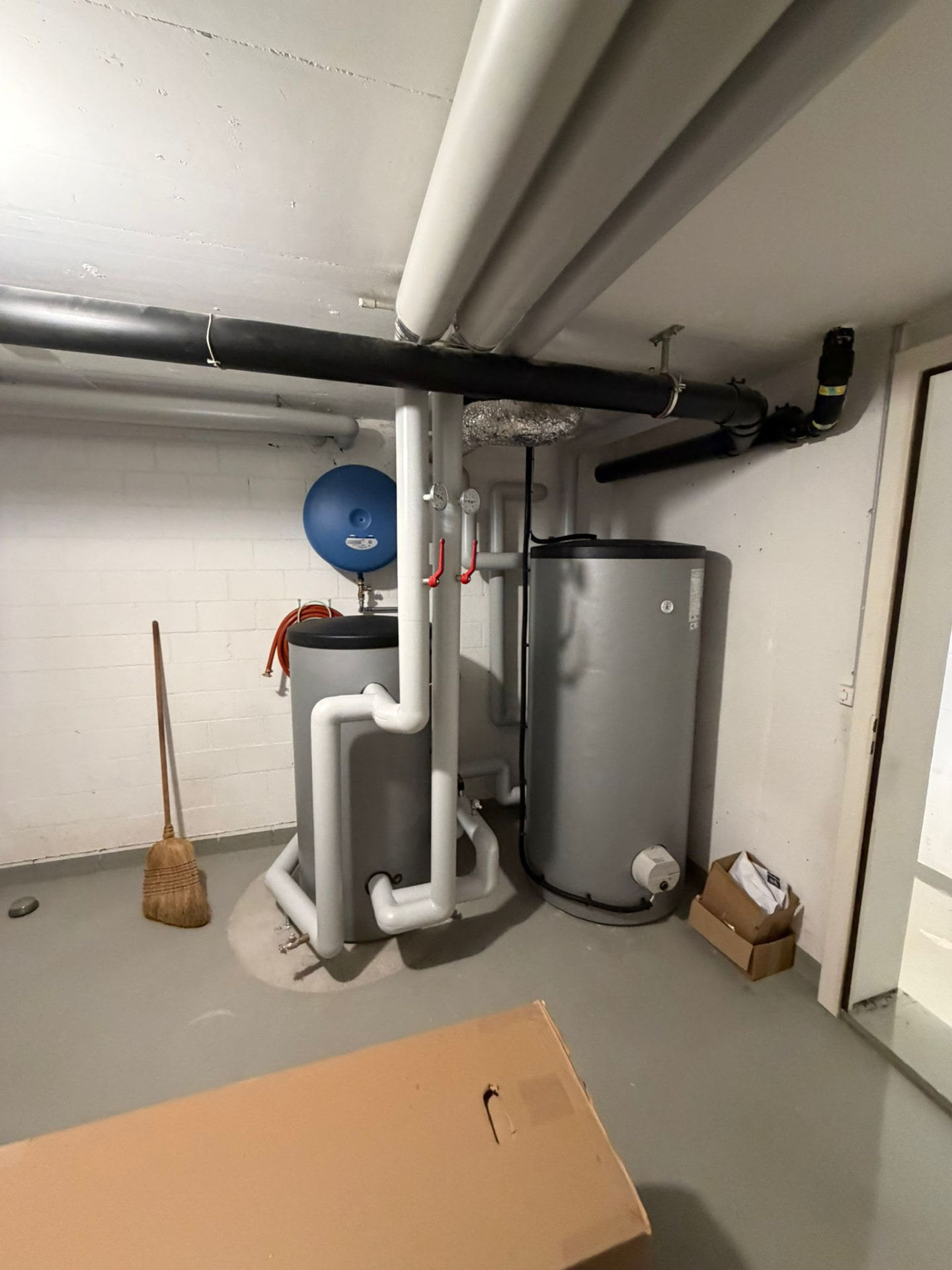 Speicheranlage mit isolierten Anschlussleitungen