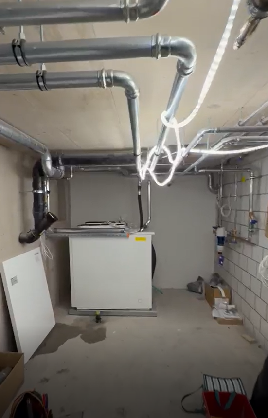 Technikraum mit neu montierten Leitungen unter der Decke