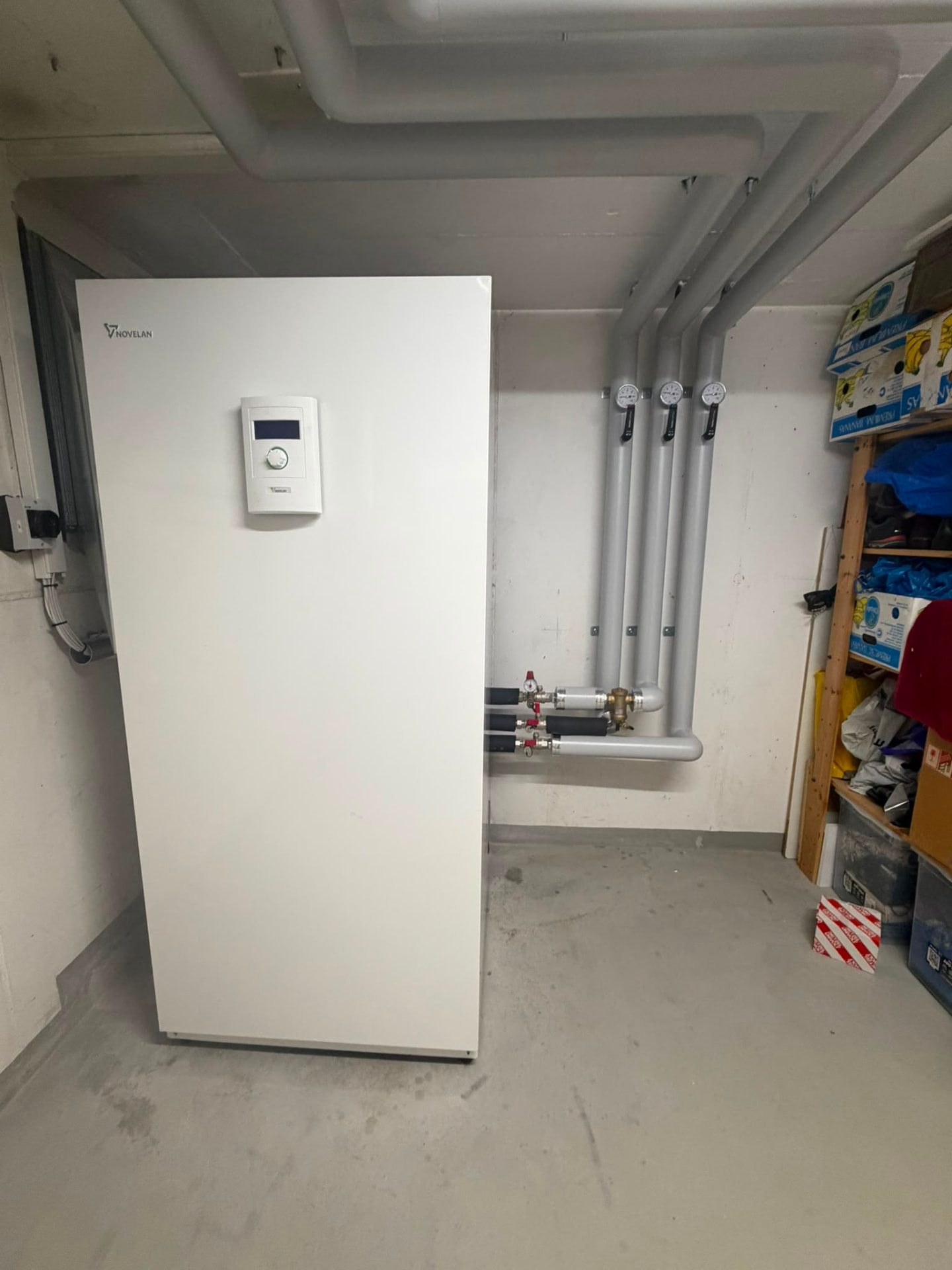 Wärmepumpenanlage mit sauber geführten Leitungen