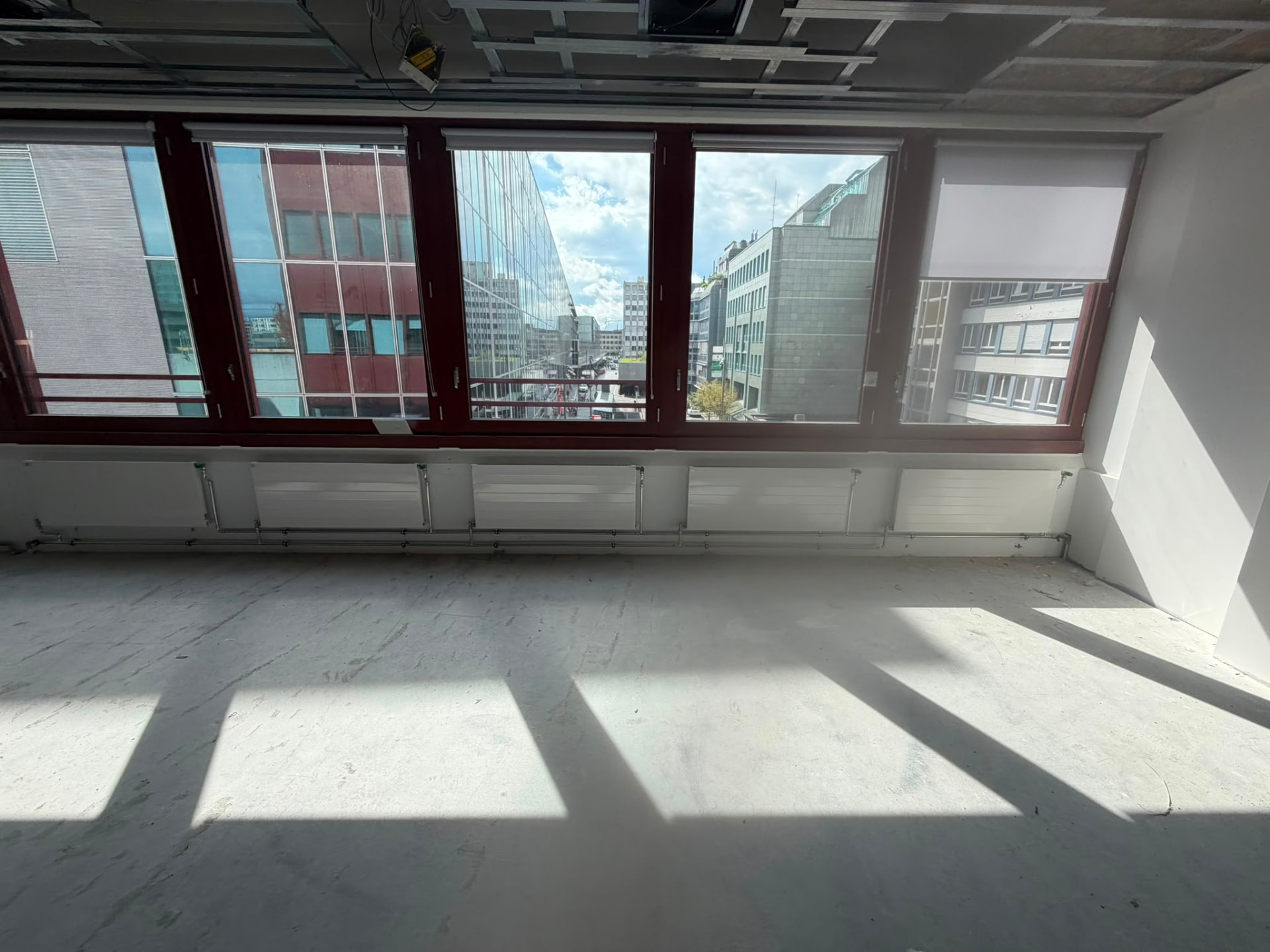Neu installierte Heizkörper entlang einer Fensterfront